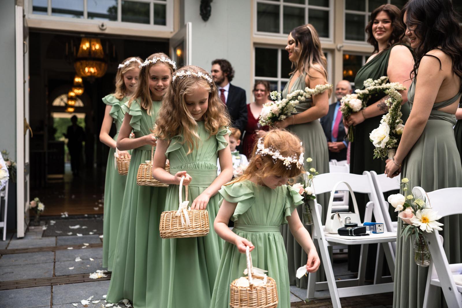 Bloemen meisjes strooien bloemblaadjes tijdens de ceremonie opkomst bij Central Park Voorburg