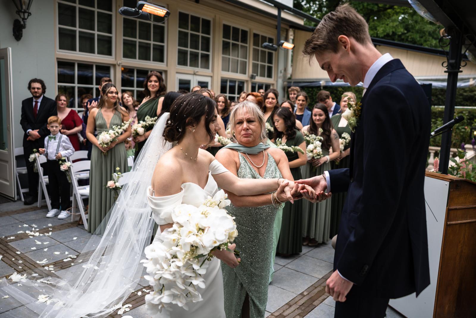 Emotioneel weggeef moment bruid bij Central Park Voorburg