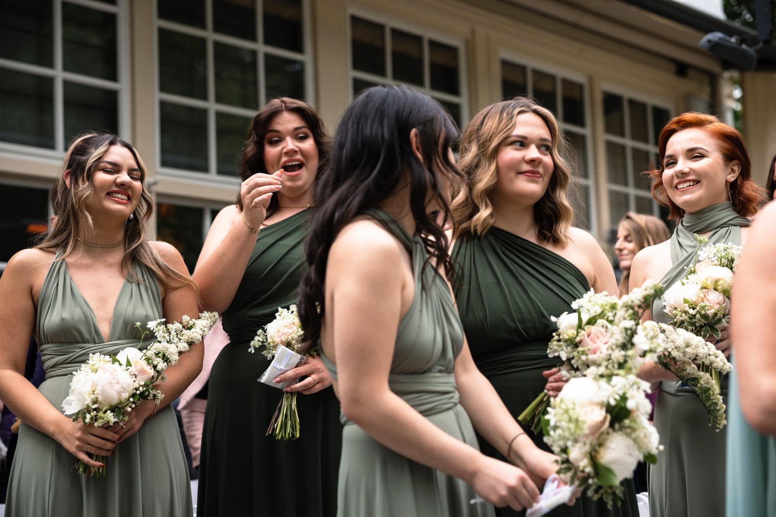 Emotionele bruidsmeisjes tijdens het weggeef moment bruid tijdens de ceremonie bij Central Park Voorburg
