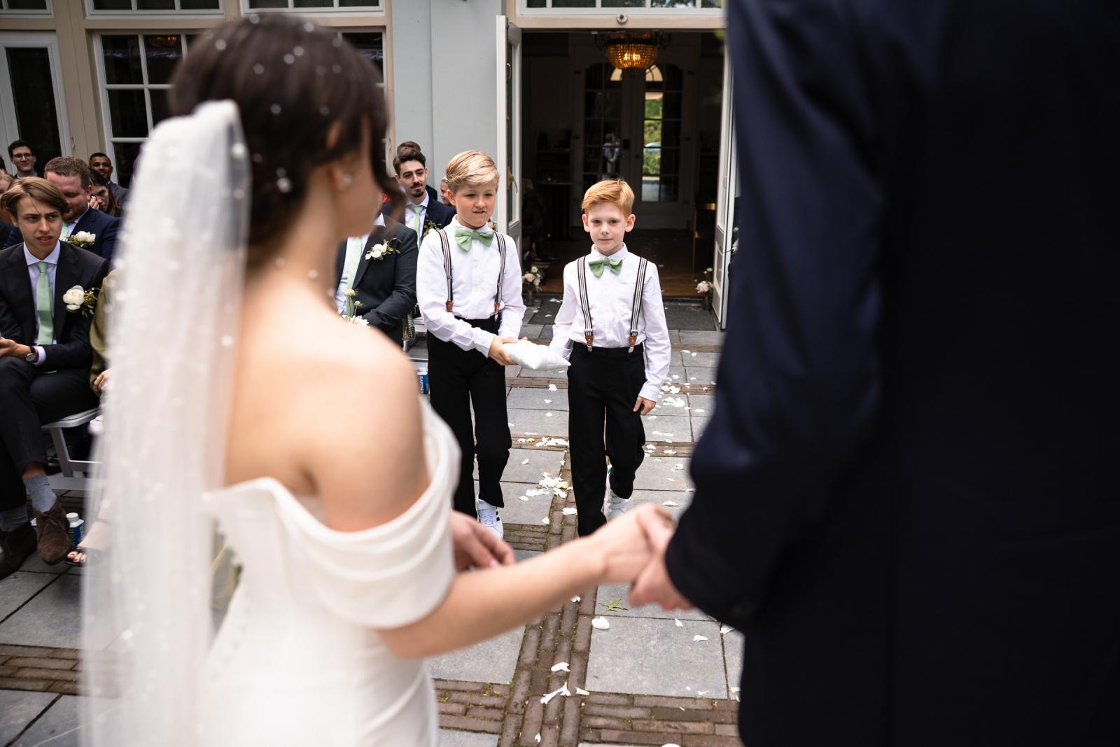 Ringdragers komen de ringen brengen tijdens de ceremonie bij Central Park Voorburg