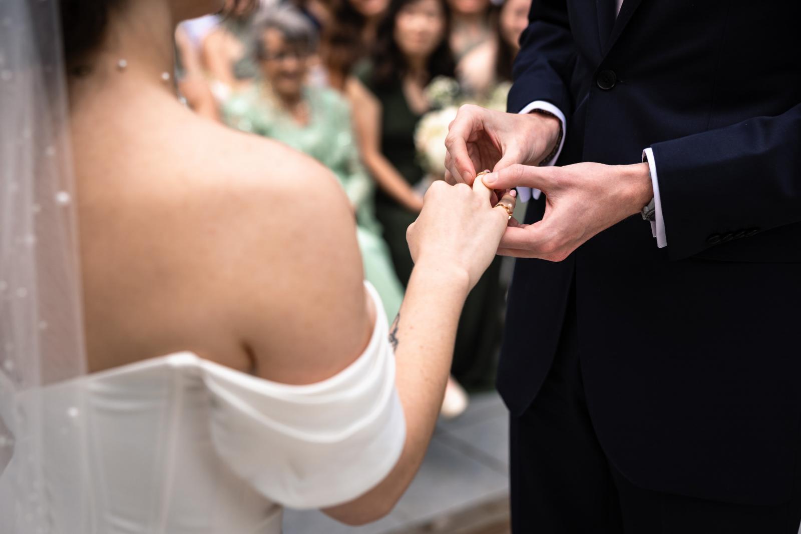 Bruid krijgt de ring om tijdens de ceremonie bij Central Park Voorburg