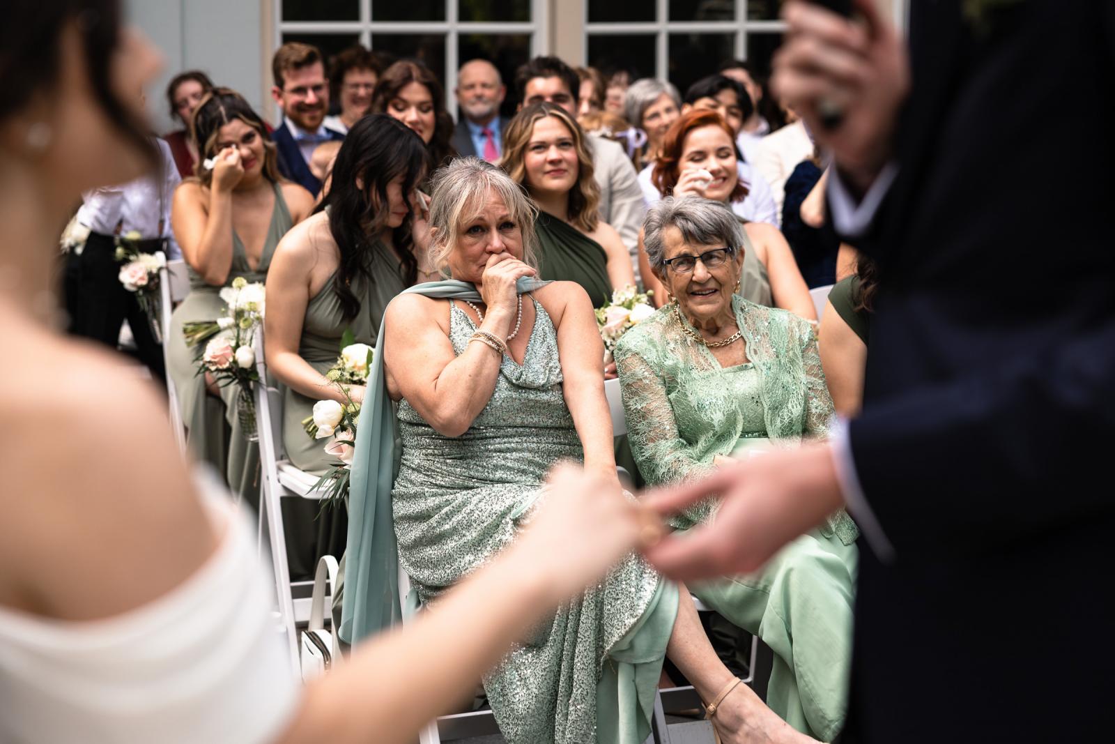 Emotionele moeder en oma tijdens ring moment bij Central Park Voorburg