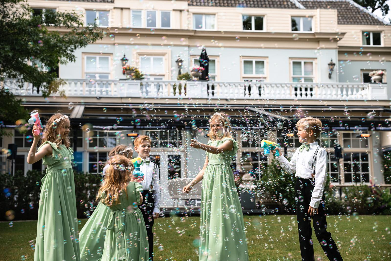 Kinderen spelen met de bellenblaas tijdens receptie bij Central Park Voorburg
