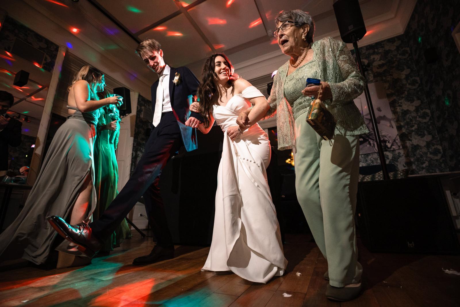 Bruidspaar danst de polka met oma van de bruid bij Central Park Voorburg