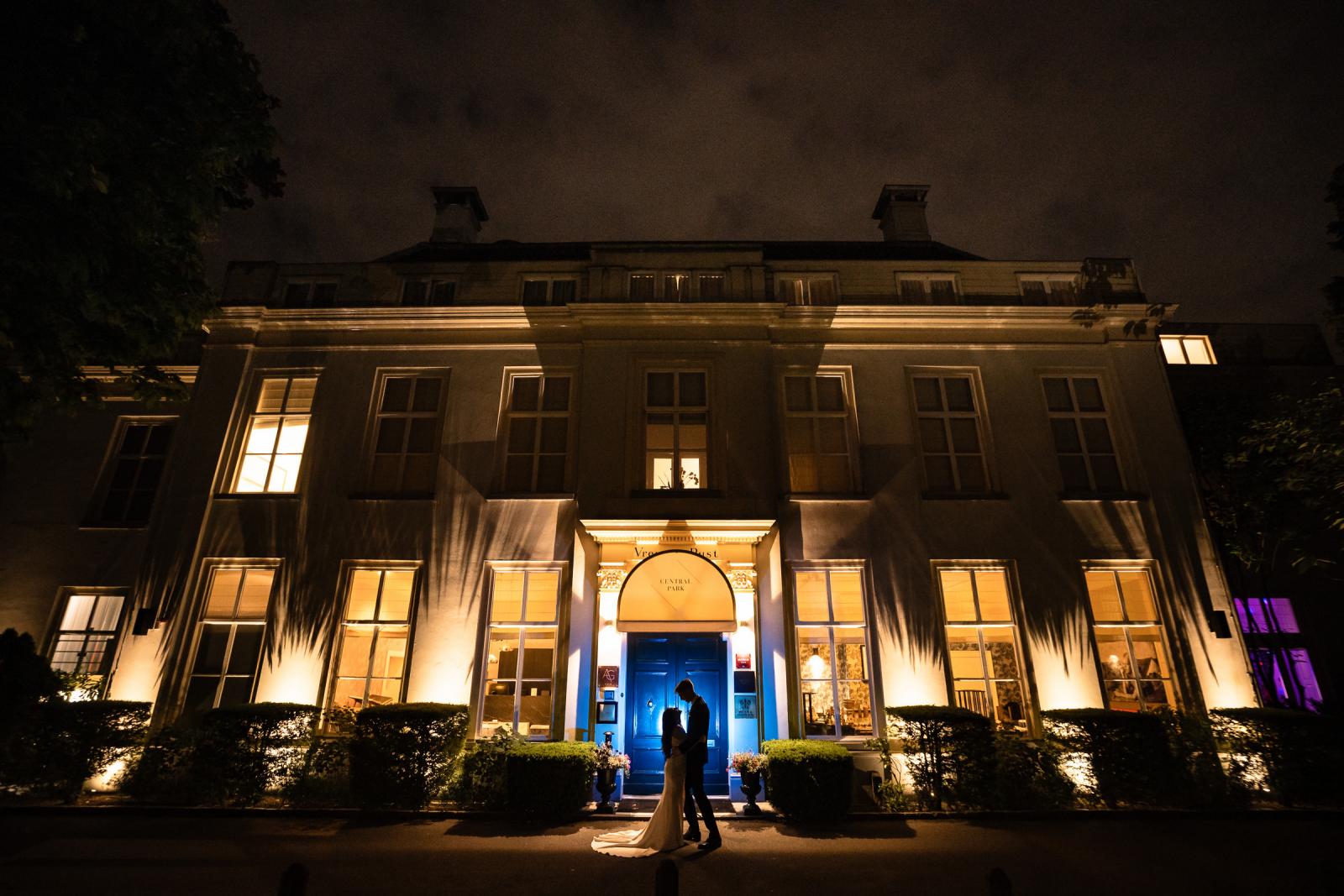 Creatieve avond foto van bruidspaar bij Central Park Voorburg