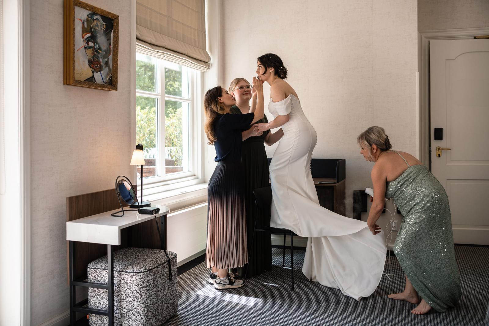 Finishing touches bruidsmake-up bij Central Park Voorburg