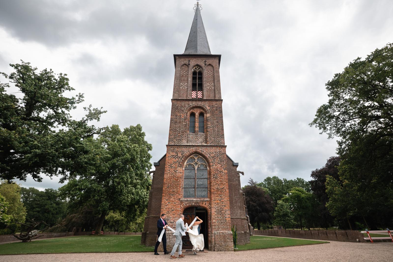Bruid Nadine loopt de kapel in voor de ceremonie bij Kasteel de Haar