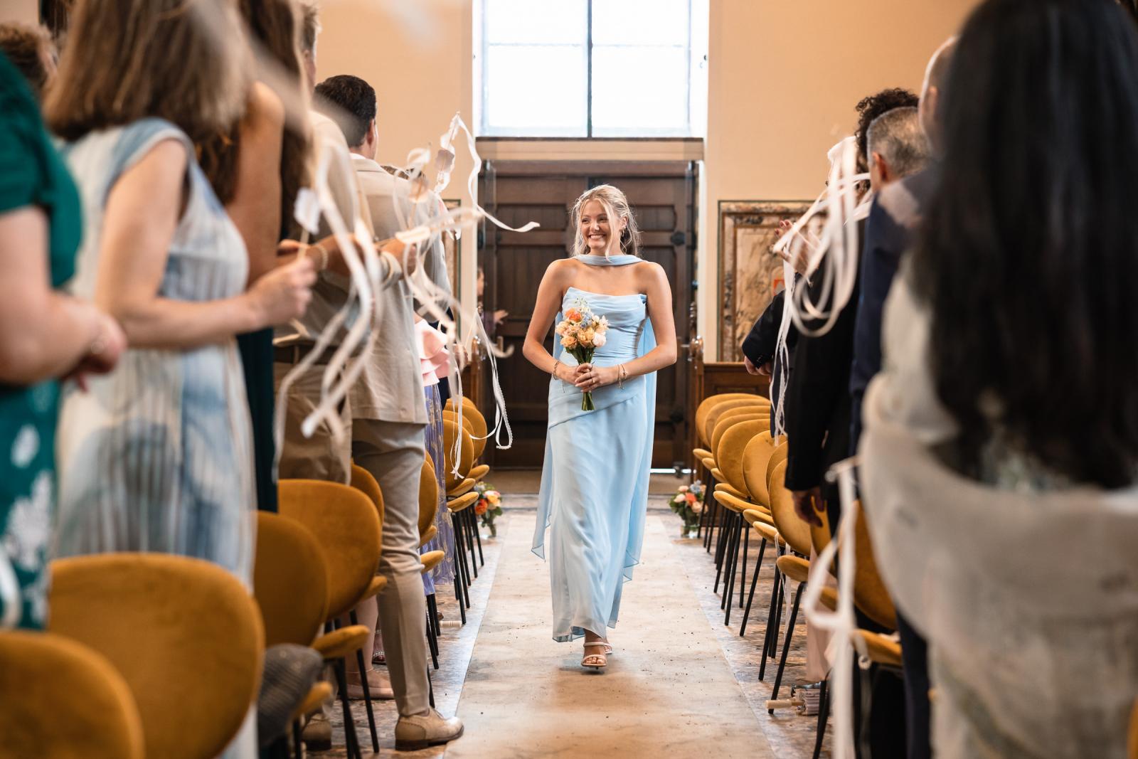 dochter loopt de kapel in voor de ceremonie bij kasteel de haar