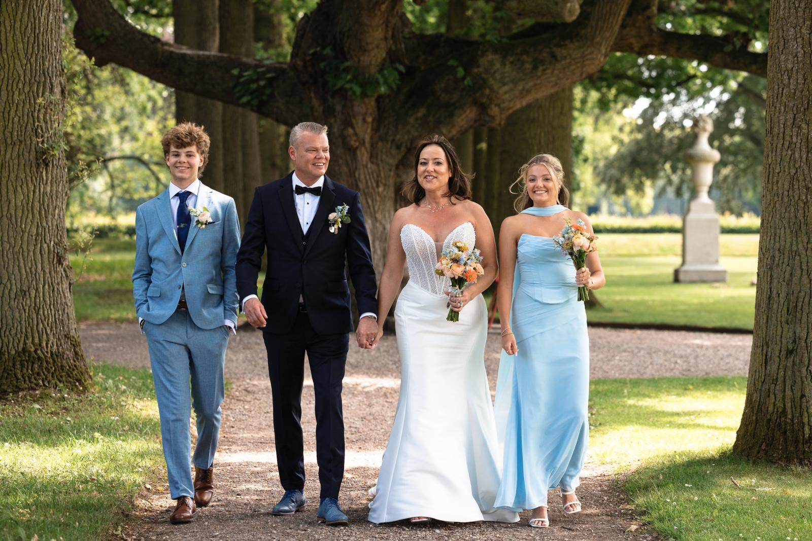 Mike en Nadine wandelen als nieuw gezin hand in hand met hun zoon en dochter door de kasteeltuinen van Kasteel de Haar.