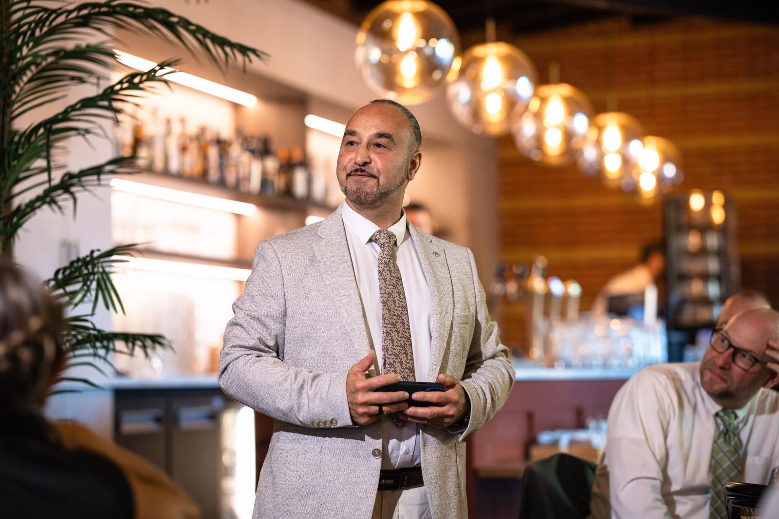 De best man geeft een speeches voor het bruidspaar en de gasten in het restaurant van Kasteel de Haar.