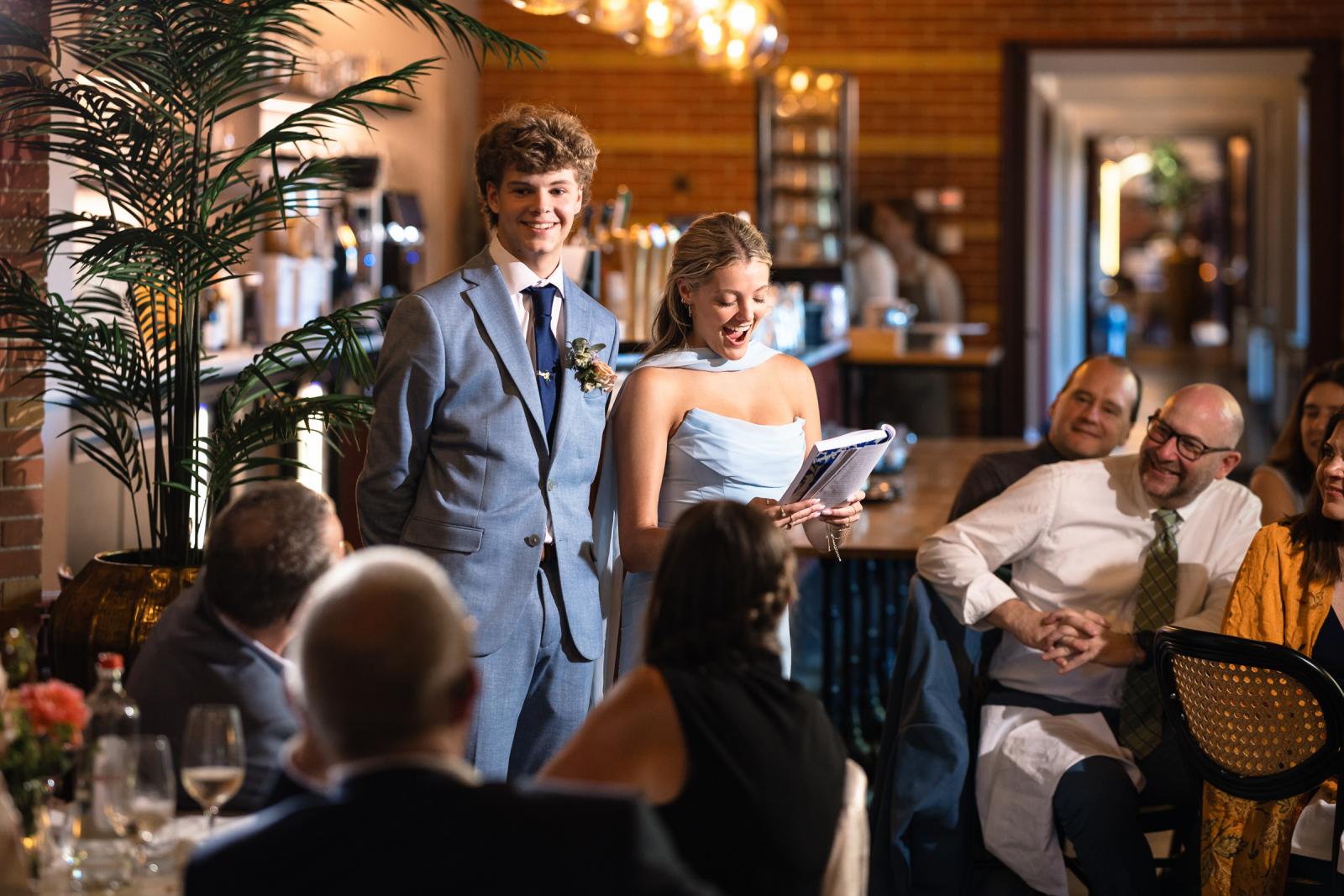 Zoon en dochter dragen samen een persoonlijke en emotionele speech voor aan hun ouders tijdens het diner.