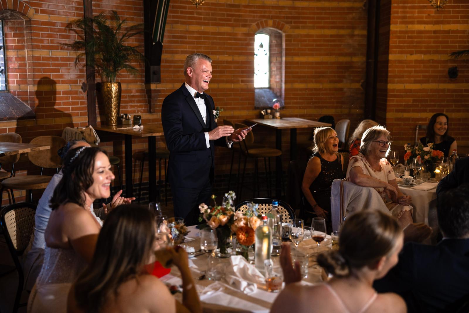 Bruidegom Mike houdt een speech voor bruid Nadine en de aanwezige gasten tijdens het diner.