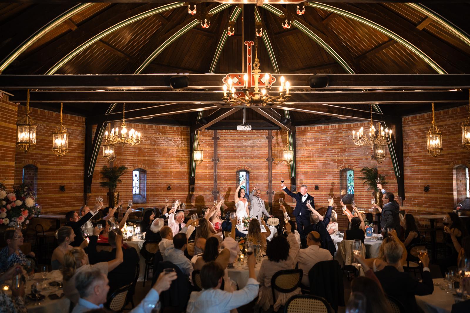 Alle gasten proosten samen met bruidspaar Mike en Nadine in de dinerzaal van Kasteel de Haar.