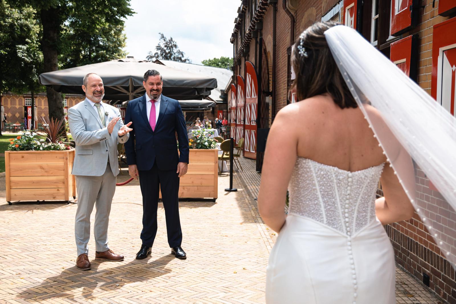First look van bruid Nadine met haar Zuid-Afrikaanse familieleden op de binnenplaats