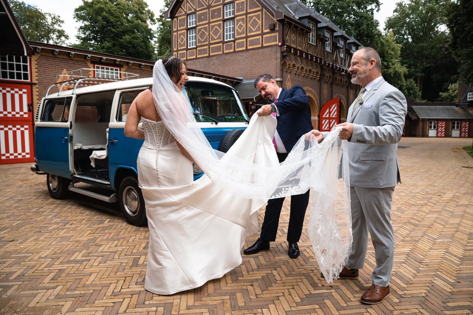 Zuid-Afrikaanse familieleden helpen bruid Nadine bij de klassieke blauwe Volkswagen Bus