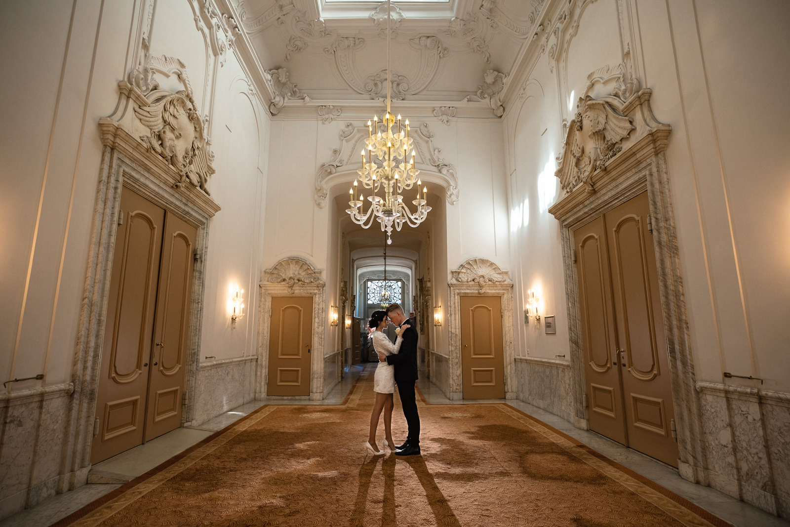 Newly weds take in Dagelijkse Groenmarkt Wedding photographer The Hague 