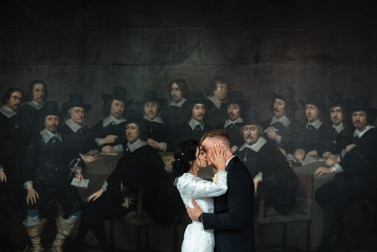 Bride and gromm kiss in front of and old painting at city hall Wedding photographer The Hague 