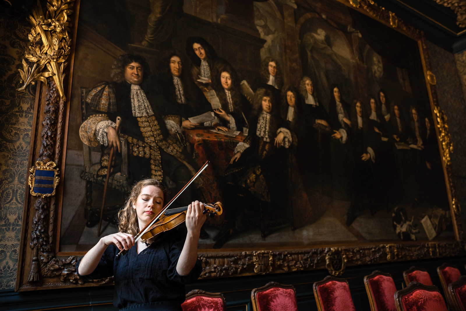 Violinist plays when bride and groom enter Wedding photographer The Hague 