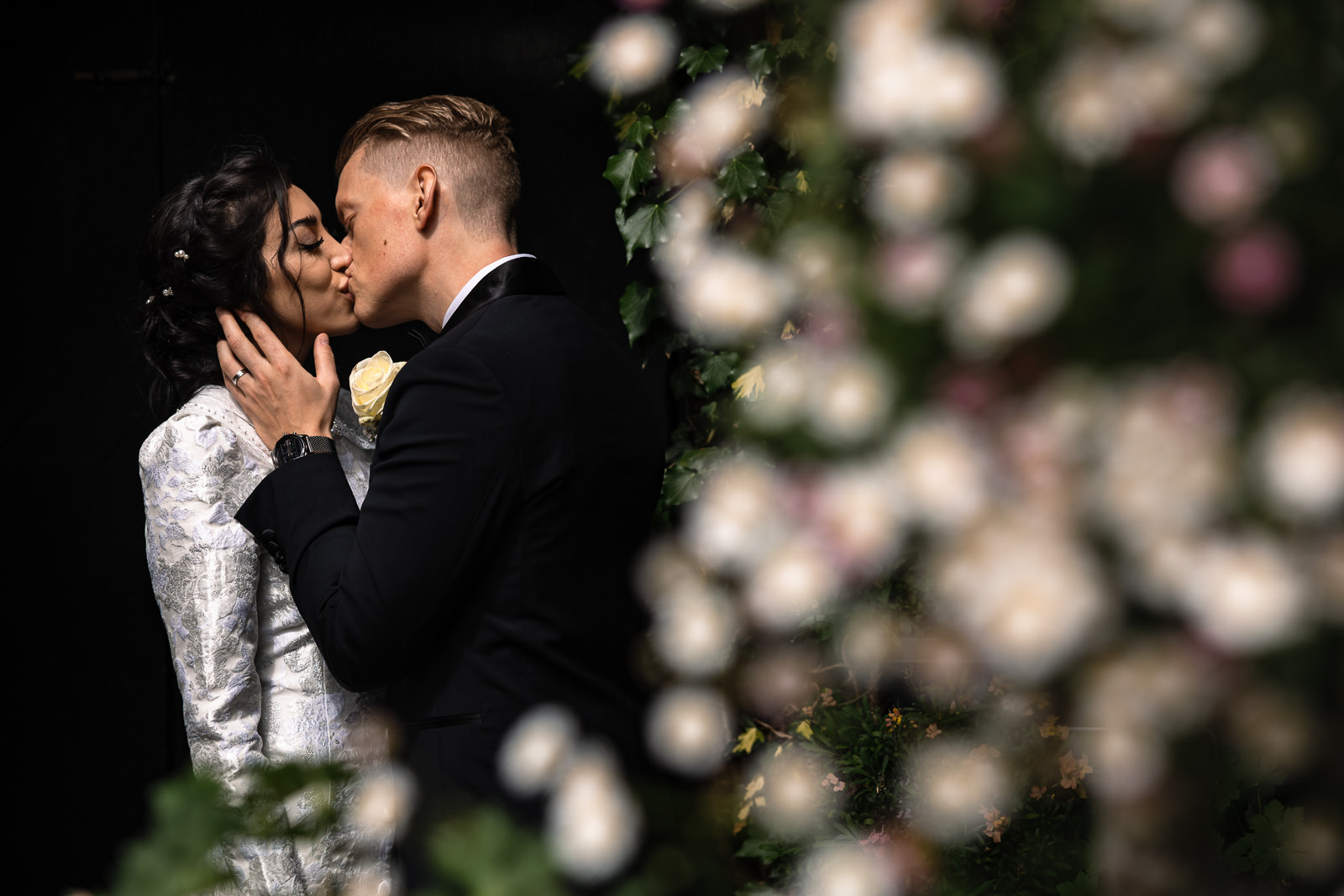Bride and groom kissing Wedding photographer The Hague 