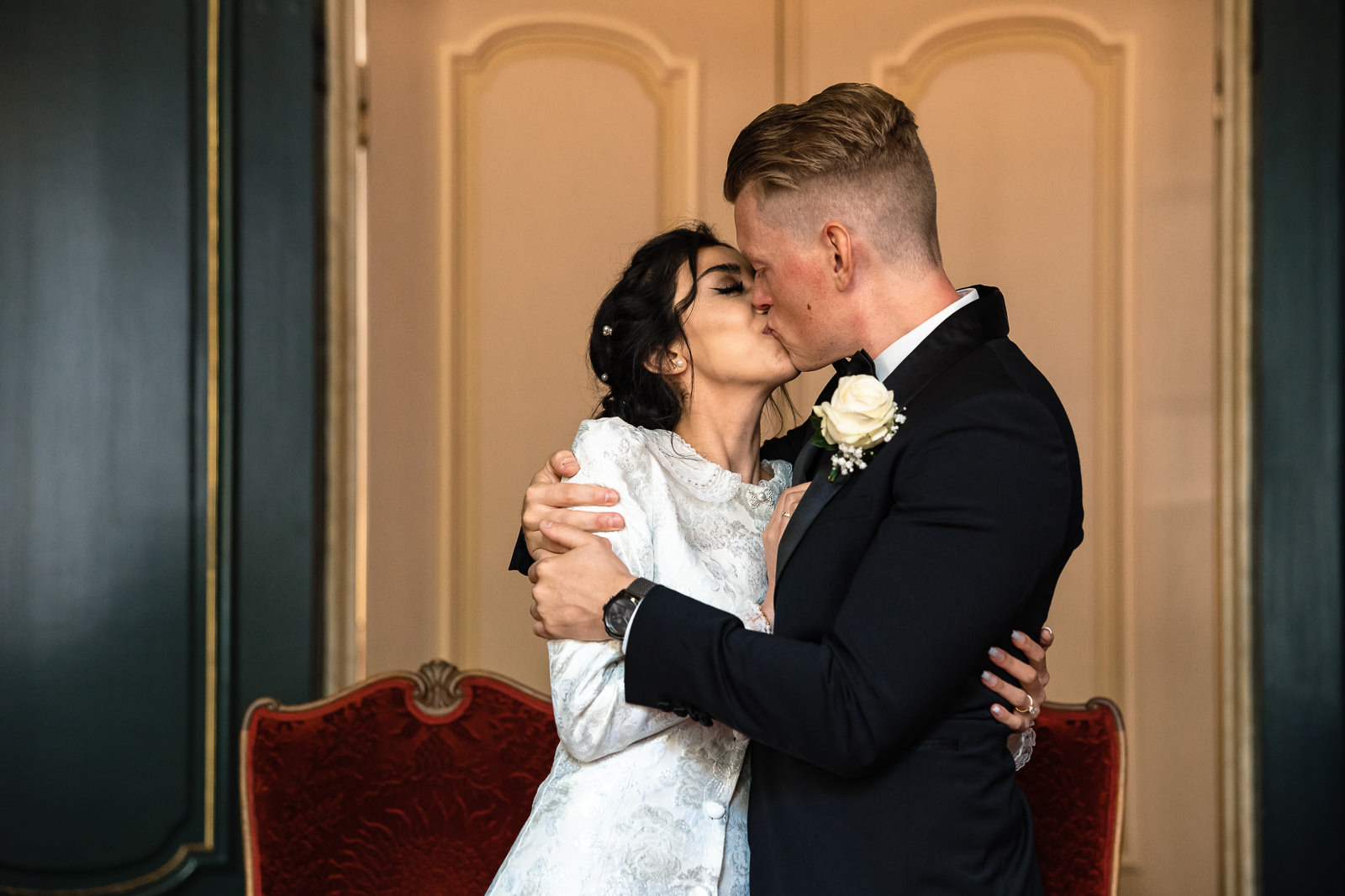 First kiss bride and groom Wedding photographer The Hague 