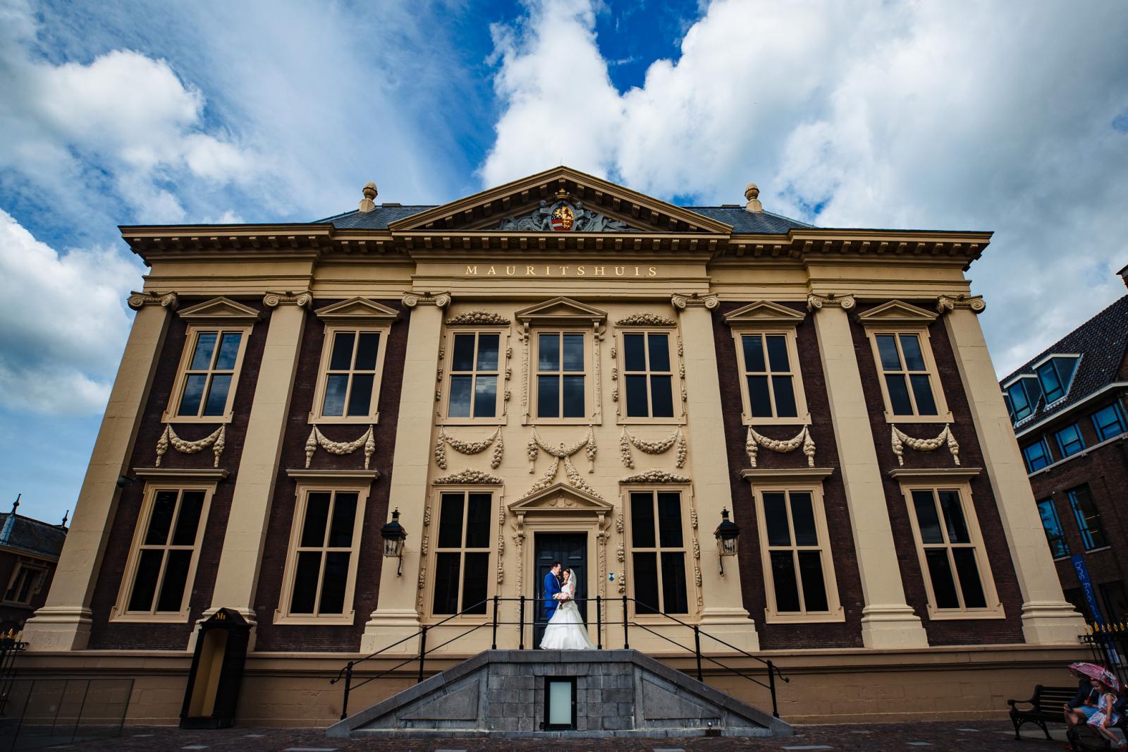 bruidspaar voor het maurits huis den haag