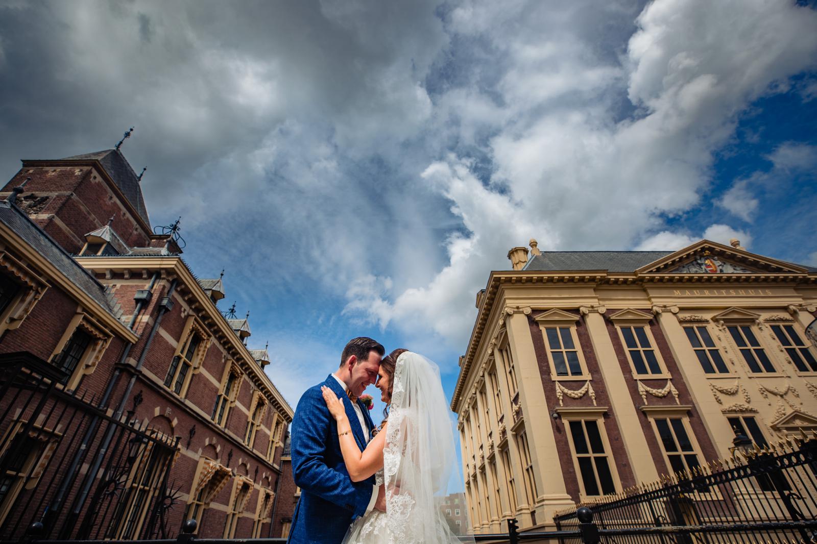 bruidspaar bij maurits huis en binnenhof