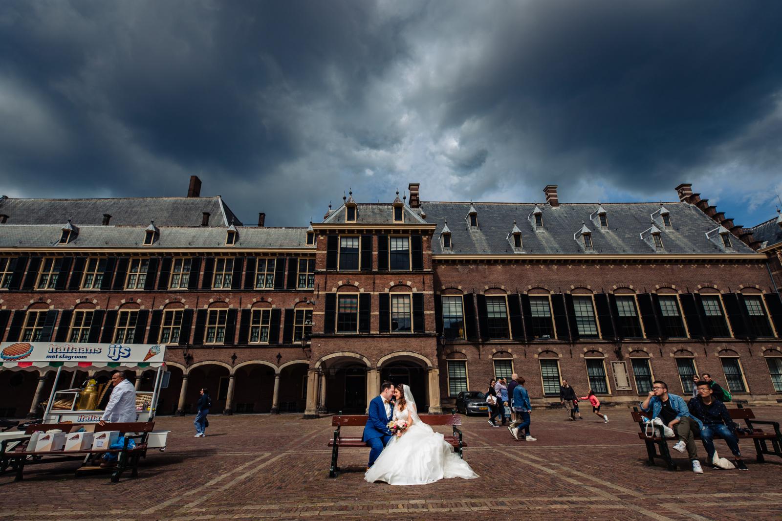 bruidspaar op bankje bij binnenhof