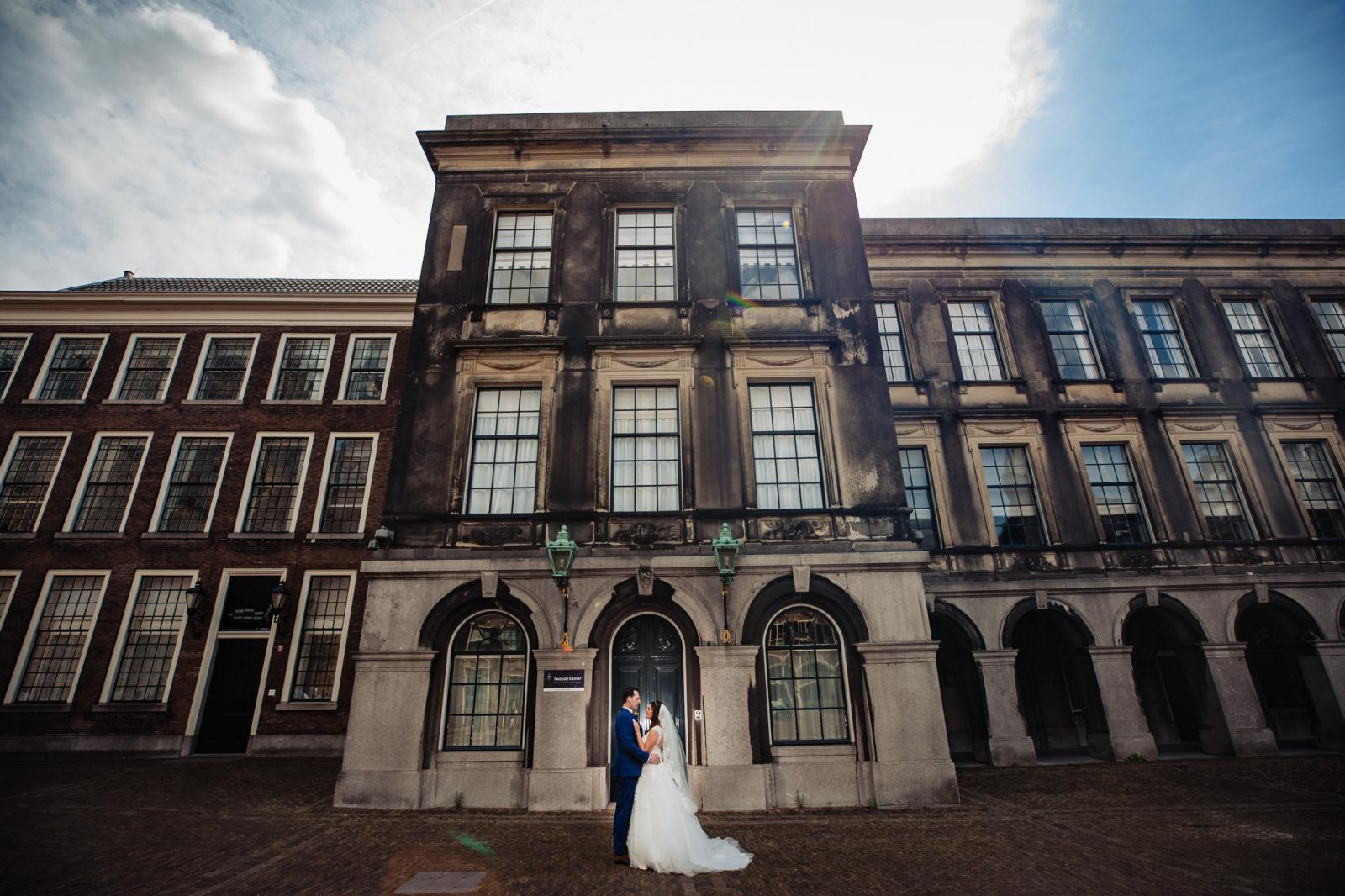 bruidspaar op binnenhof