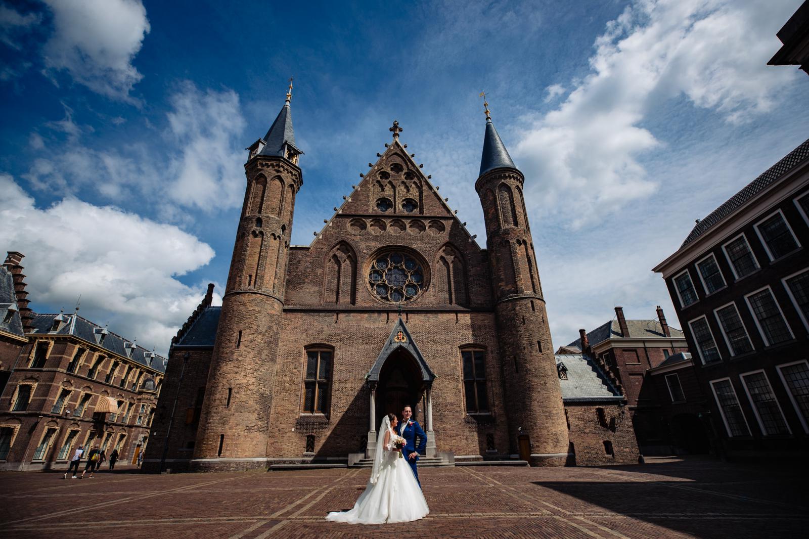 bruidspaar op binnenhof den haag