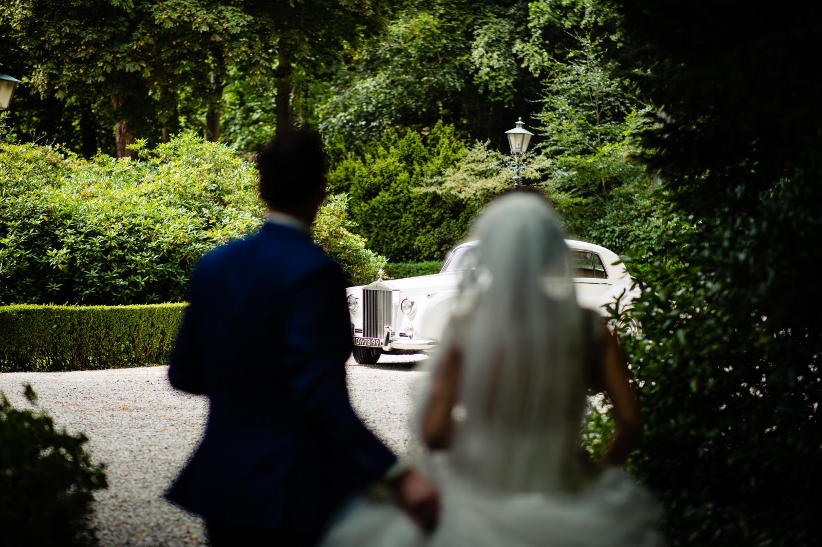 trouwfotograaf den haag met bruidspaar bij kasteel de wittenburg wassenaar