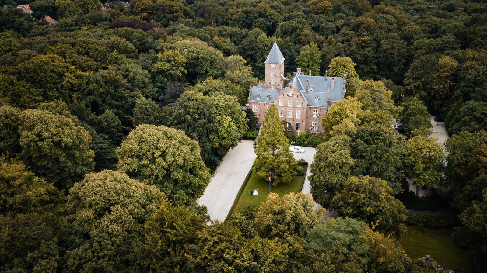 Drone shot met bruidspaar bij kasteel de Wittenburg wassenaar