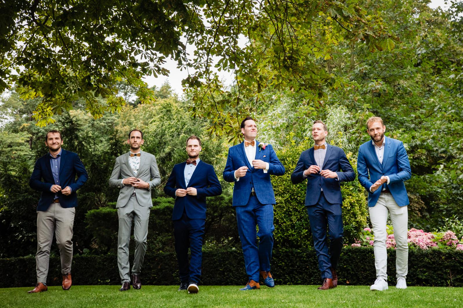 Stoere mannen foto bruidegom en best man door bruidsfotograaf den haag