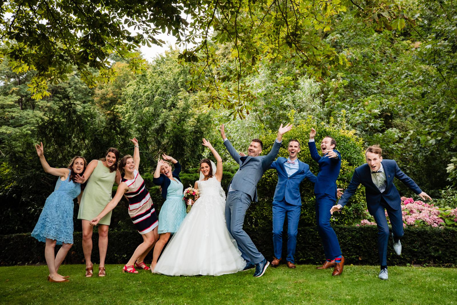 Spontane groeps foto bruidegom en best man door bruidsfotograaf den haag