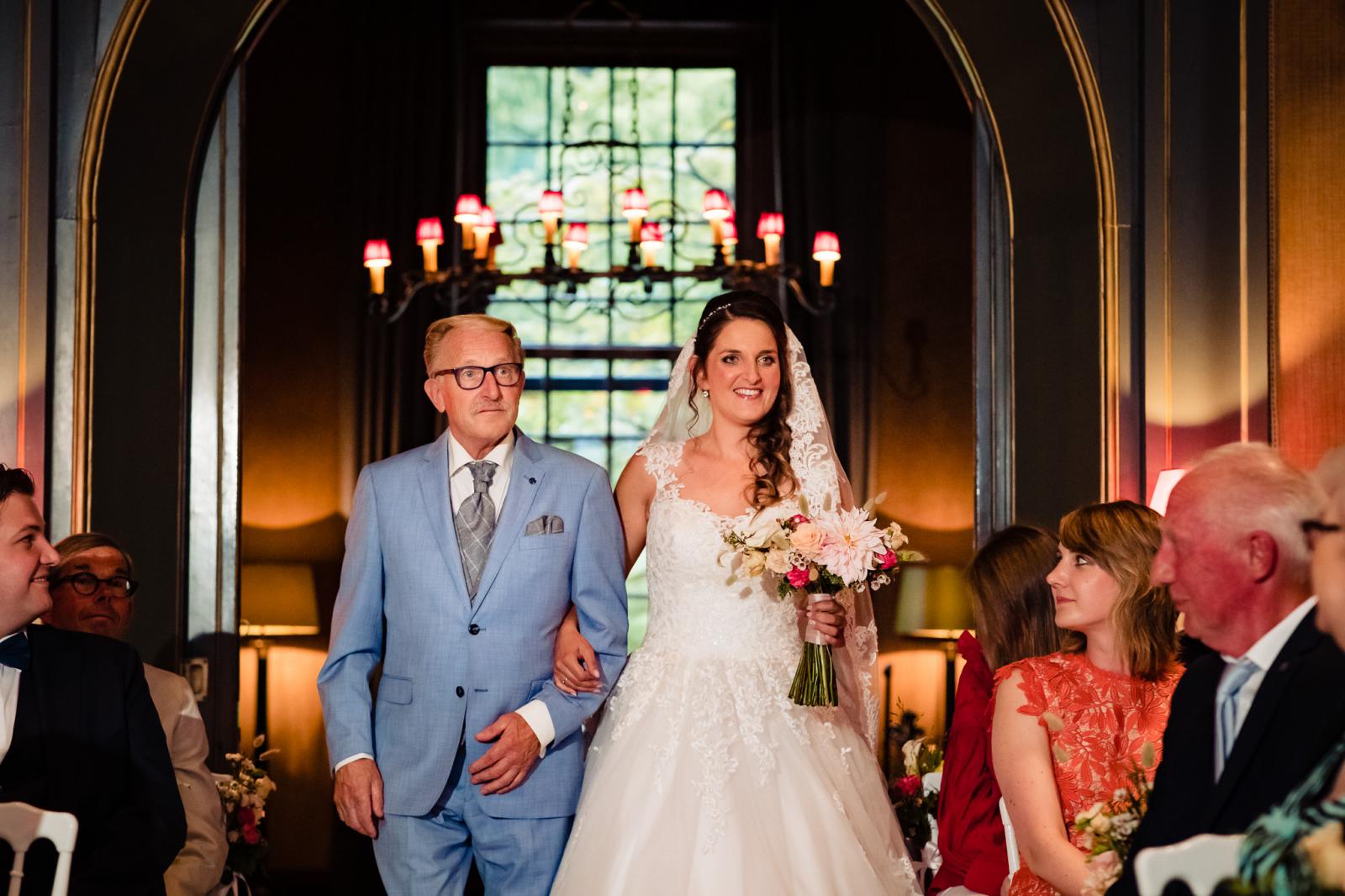 Bruid komt met haar vader trouwzaal kasteel de wittenburg binnen voor ceremonie