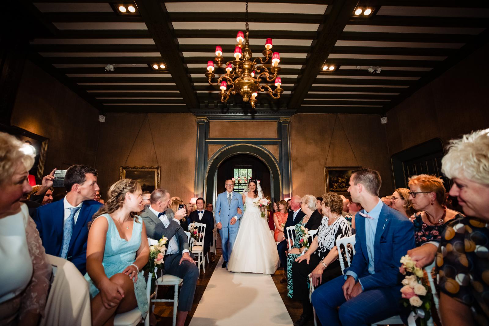 entree bruid met haar vader voor kasteel trouwceremonie