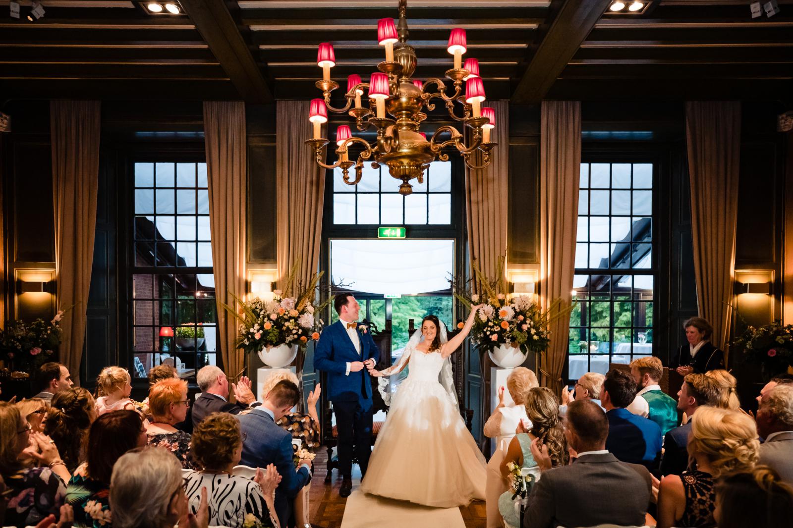 Bruidspaar verlaat trouwzaal na ceremonie in kasteel de wittenburg