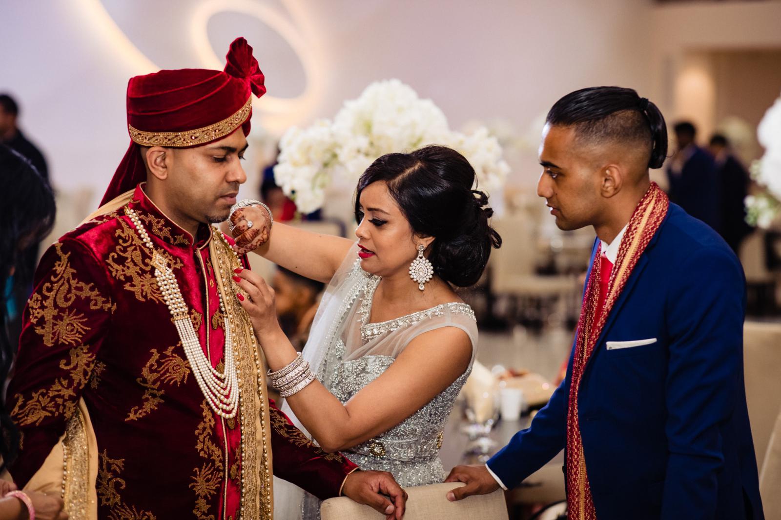 trouwfotograaf hindoestaanse bruiloft rey events almere bruidegom maakt zich klaar voor de ceremonie