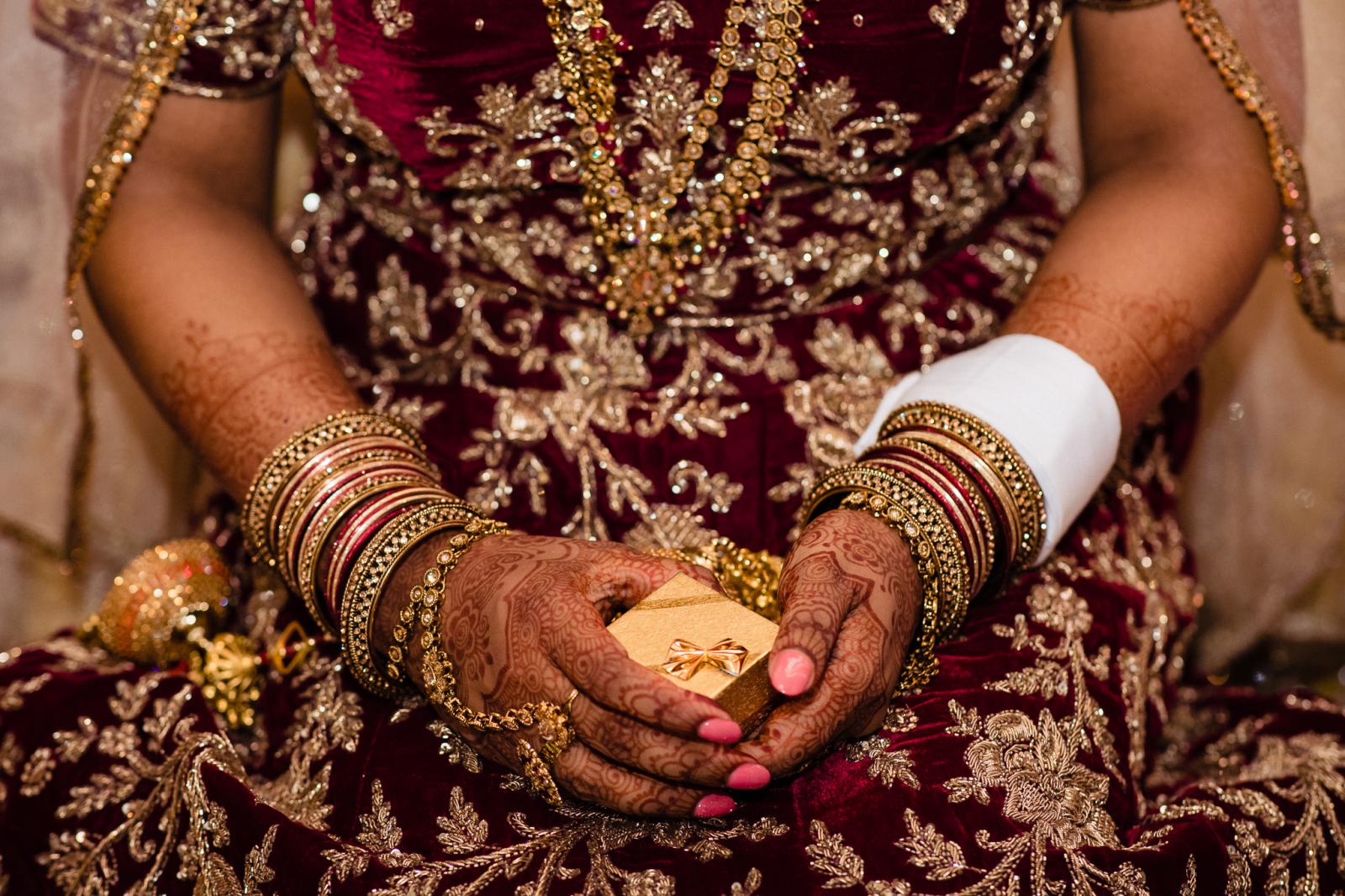 Trouwceremonie hindoestaans bruiloft kado door trouwfotograaf rey events almere