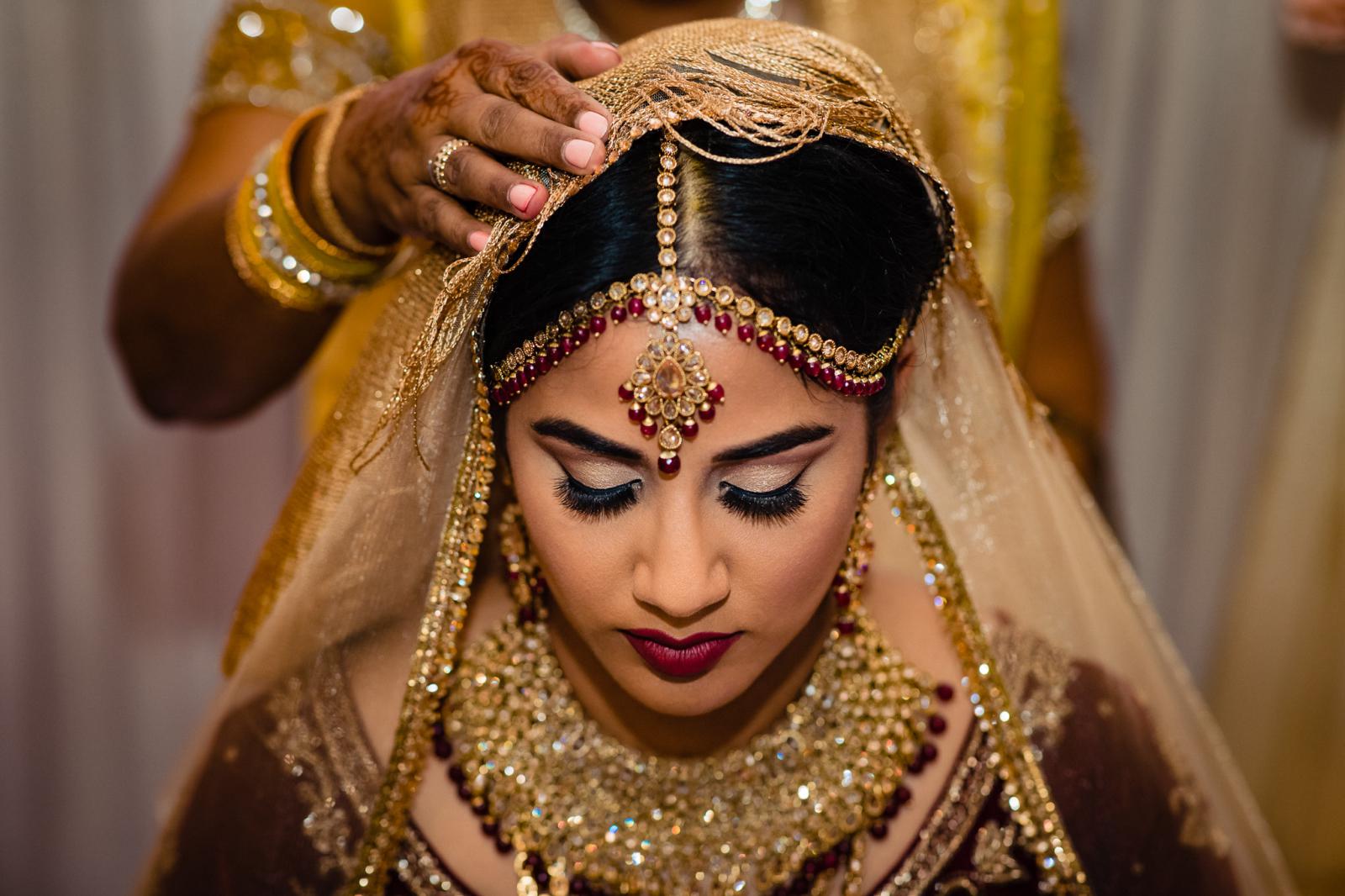prachtige hindoestaanse bruid door trouwfotograaf rey events almere
