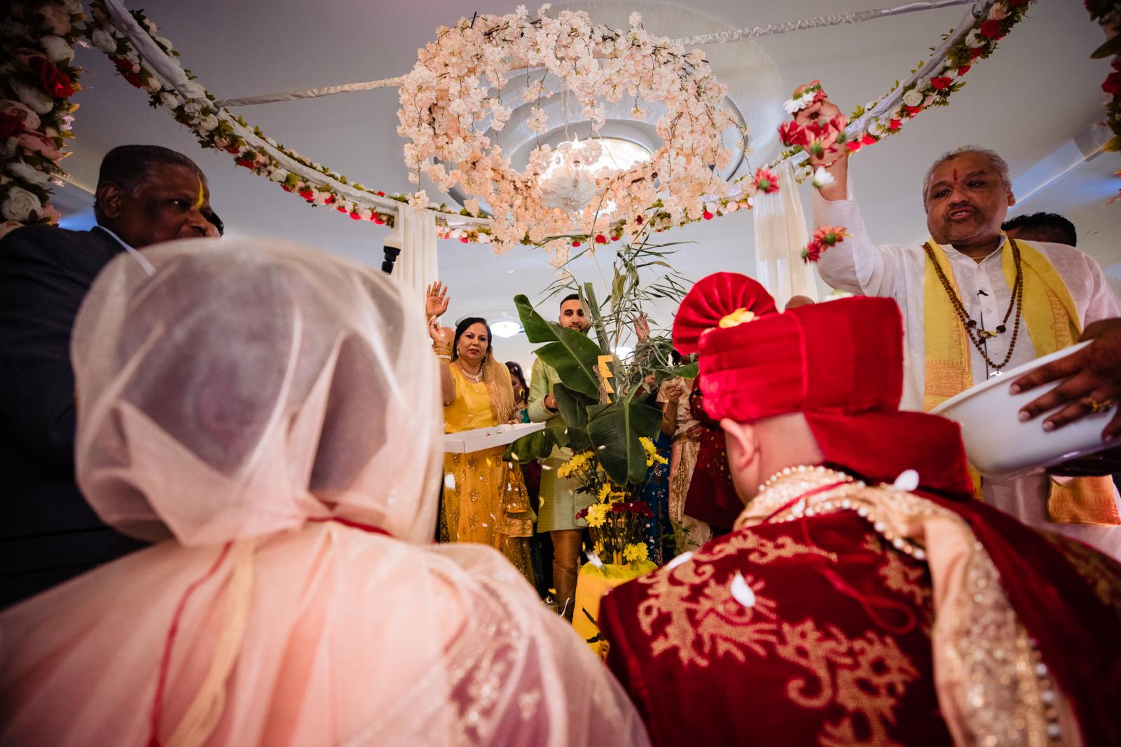 Trouwceremonie hindoestaanse bruiloft zegening door trouwfotograaf rey events almere