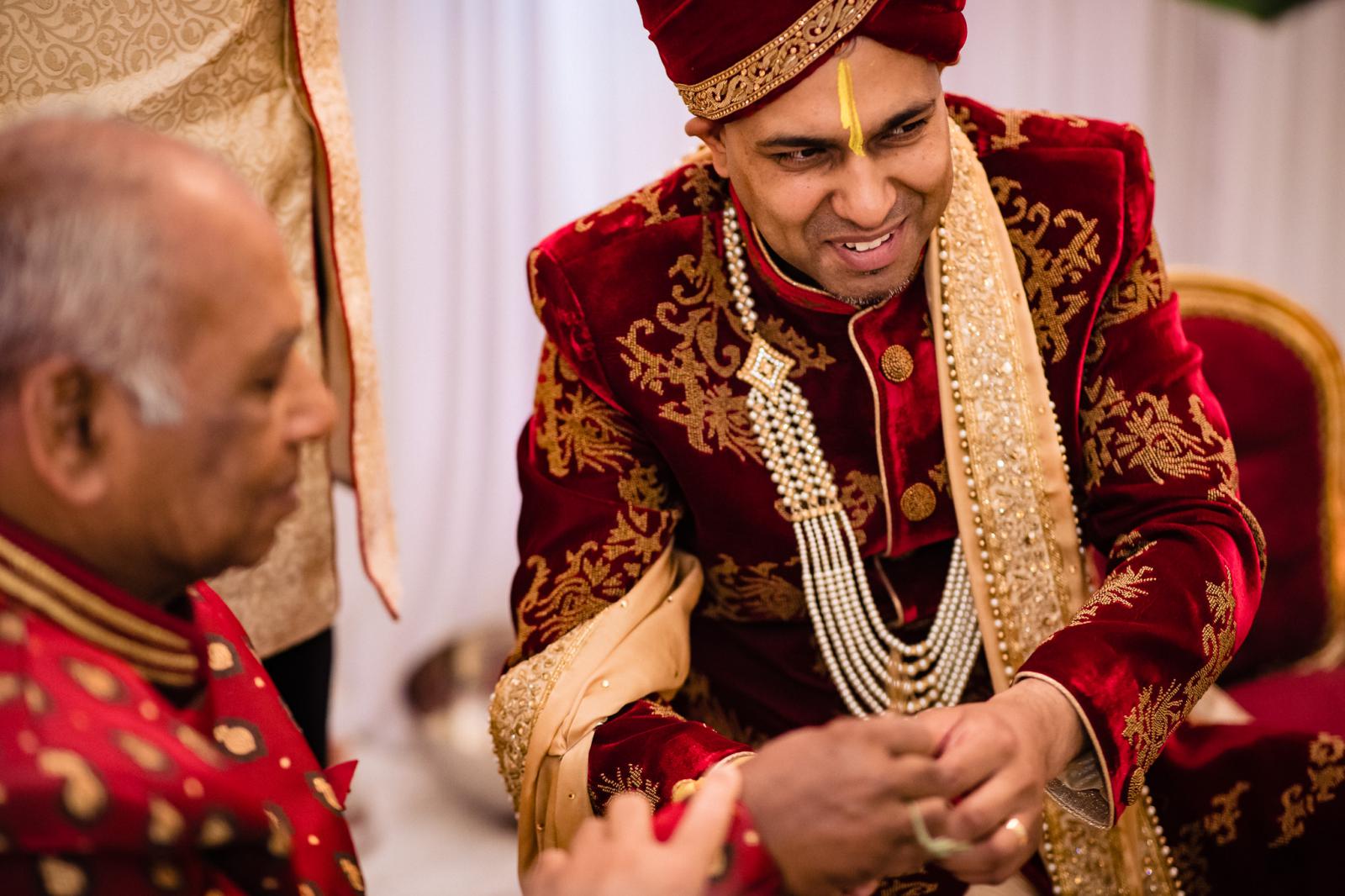 bruidegom ziet bruid voor het eerst tijdens Trouwceremonie hindoestaanse bruiloft door trouwfotograaf rey events almere