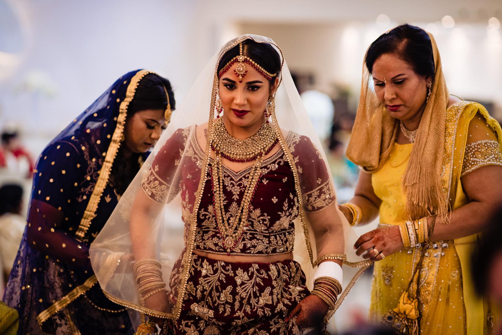 bruid ziet bruidegom voor het eerst tijdens Trouwceremonie hindoestaanse bruiloft door trouwfotograaf rey events almere