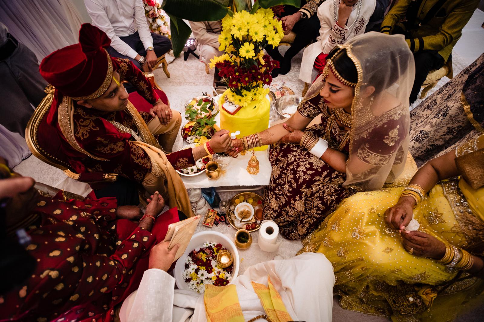 Verbinden bruidspaar Trouwceremonie hindoestaanse bruiloft door trouwfotograaf rey events almere