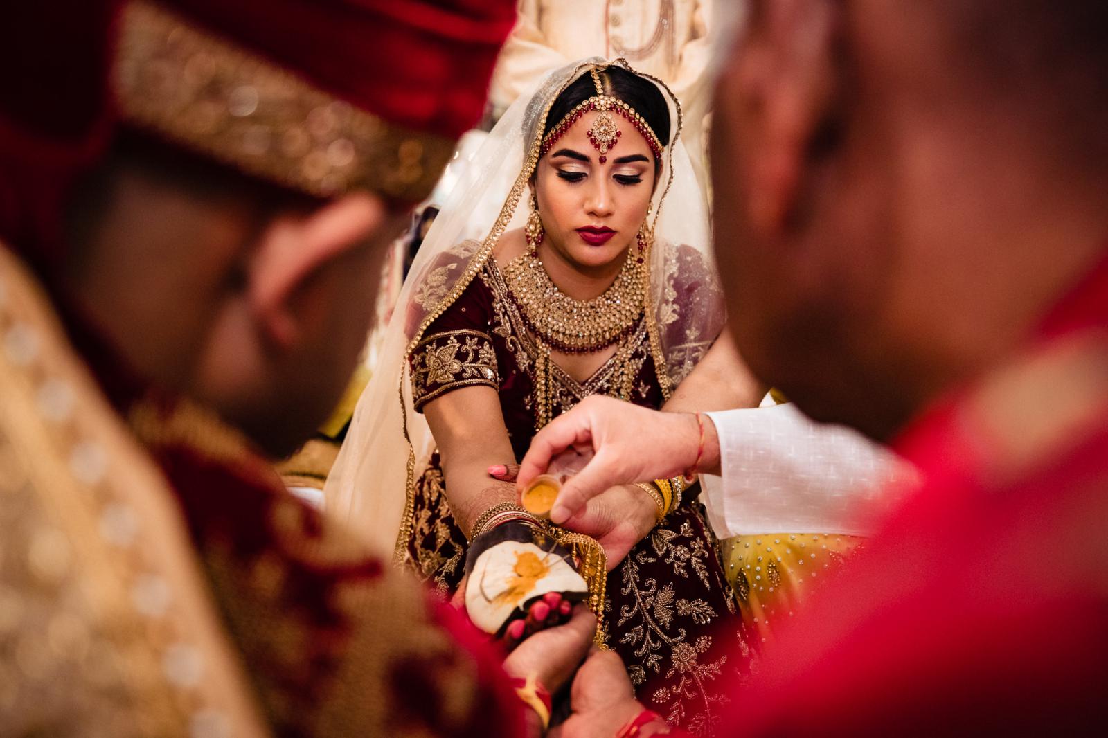 Trouwceremonie verbintenis hindoestaanse bruiloft door trouwfotograaf rey events almere