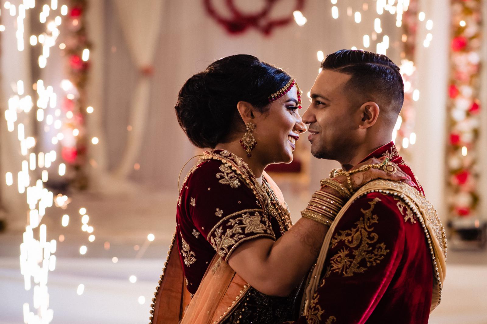 vuurwerk bij openingsdans  hindoestaanse bruiloft door trouwfotograaf rey events almere
