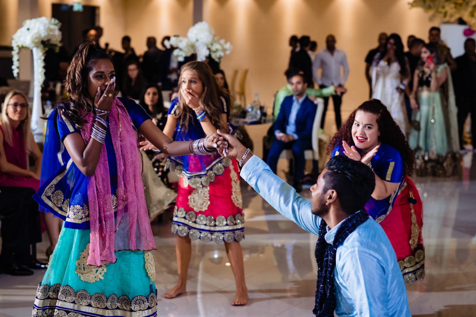Dansvoorstelling bij hindoestaanse bruiloft door trouwfotograaf rey events almere