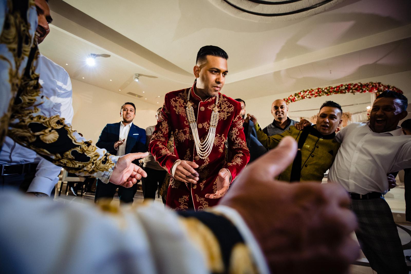 Trouwfeest bruidegom hindoestaanse bruiloft door trouwfotograaf rey events almere