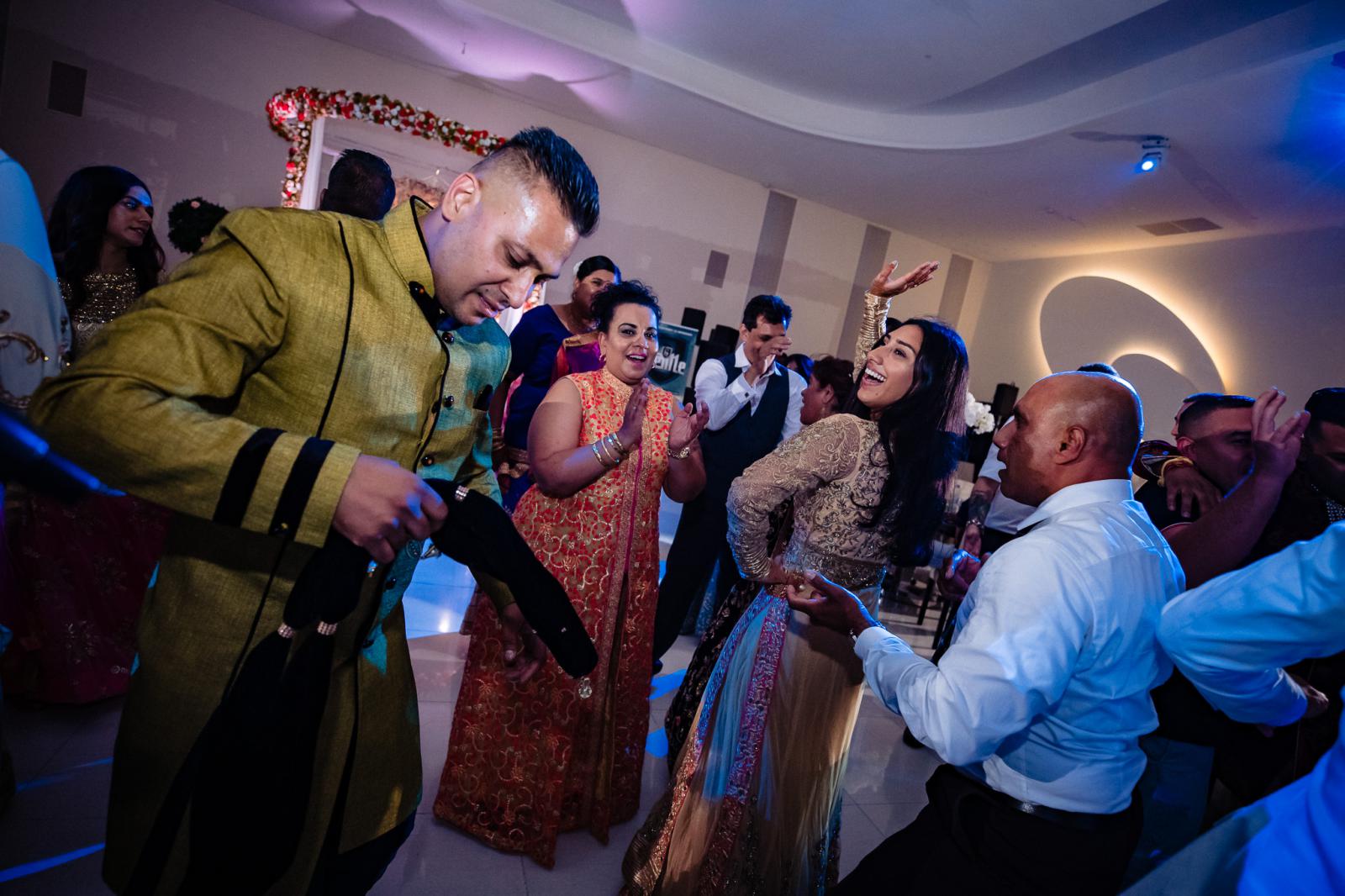 Hard dansen op Hindoestaans trouwfeest door trouwfotograaf rey events almere