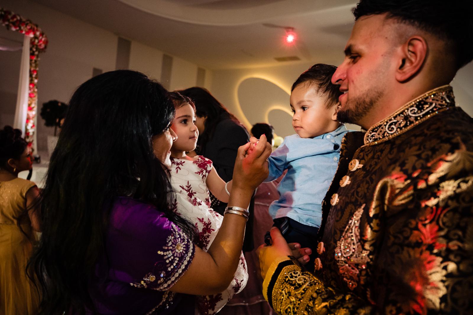 Hindoestaanse kindjes op trouwfeest door trouwfotograaf rey events almere