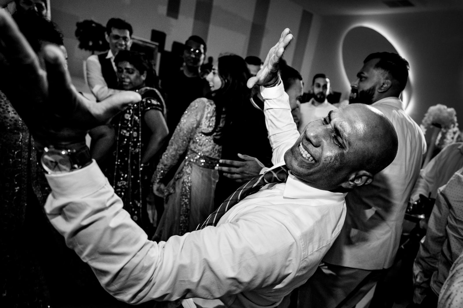 Hindoestaanse gast trouwfeest gaat los door trouwfotograaf rey events almere